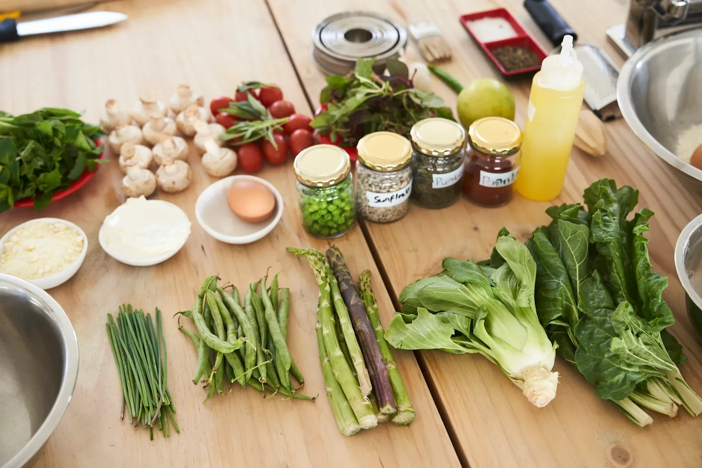Verdure e ingredienti disposti su un piano di legno. Fotografia d’ispirazione.