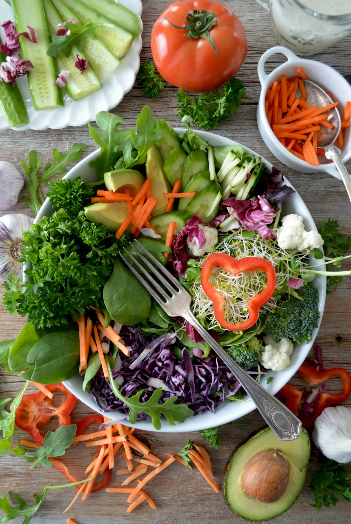 Insalata e verdure su una tavola. Fotografia d’ispirazione.