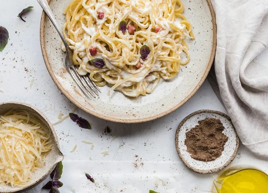 Creamy pasta in a bowl: illustrative photograph for the example menu.