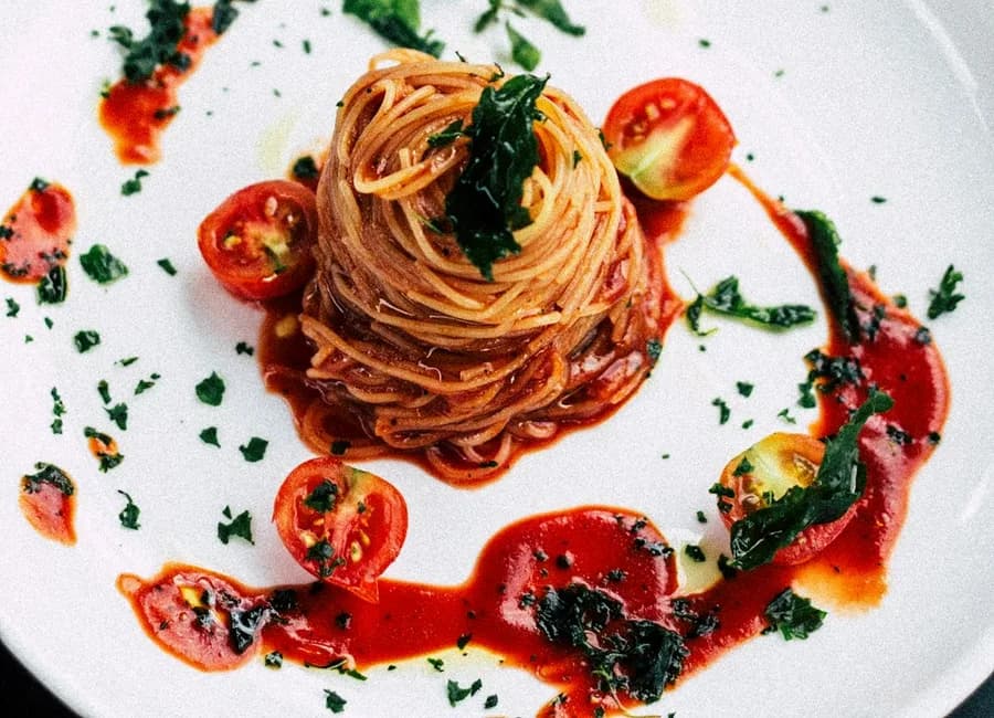 Un piatto di pasta al pomodoro. Fotografia d’ispirazione, non una proposta prenotabile.